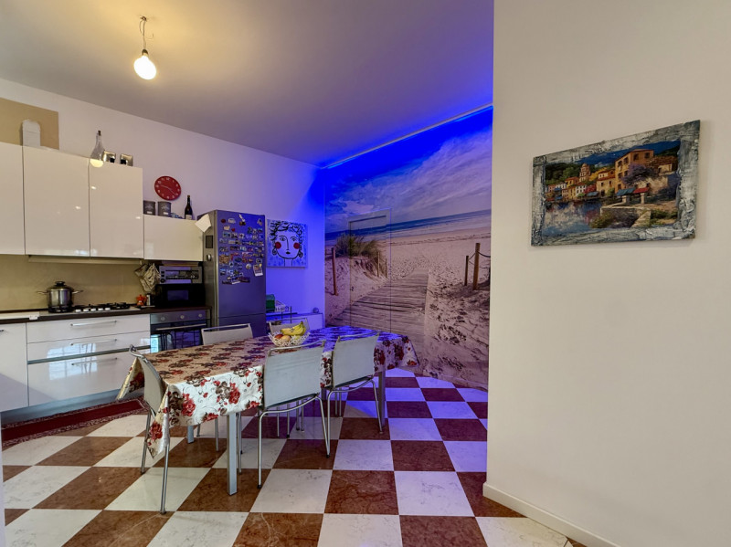 COMPOSIZIONE:
Appartamento al terzo piano di uno stabile servito da ascensore, composto da ampia ...