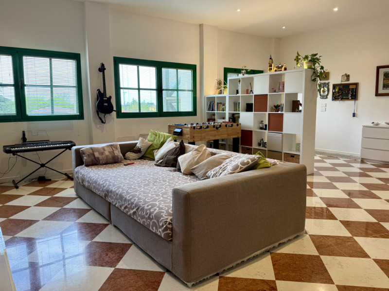 COMPOSIZIONE:
Appartamento al terzo piano di uno stabile servito da ascensore, composto da ampia ...