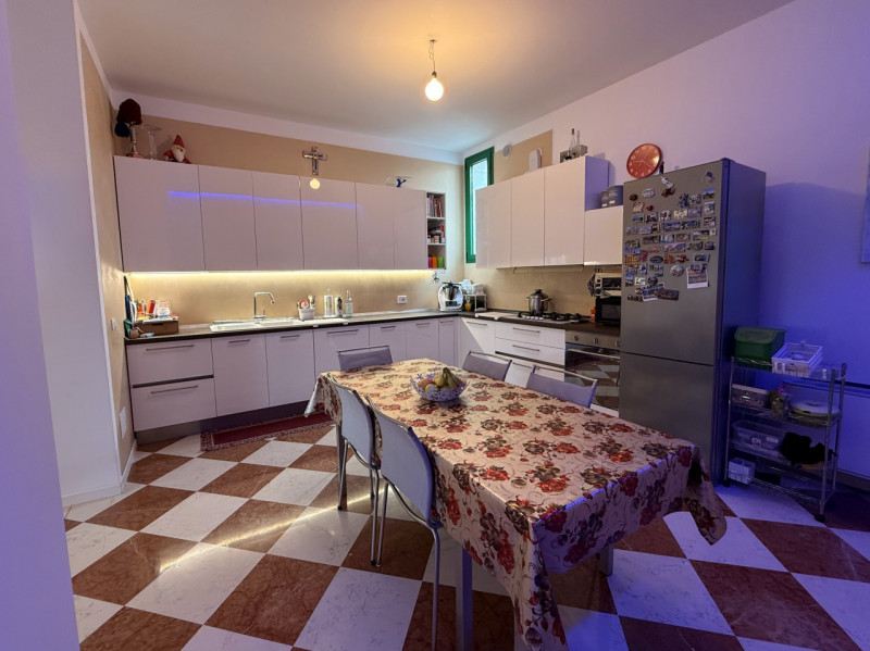 COMPOSIZIONE:
Appartamento al terzo piano di uno stabile servito da ascensore, composto da ampia ...