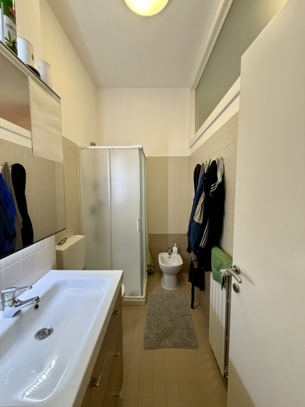 COMPOSIZIONE:
Appartamento al terzo piano di uno stabile servito da ascensore, composto da ampia ...