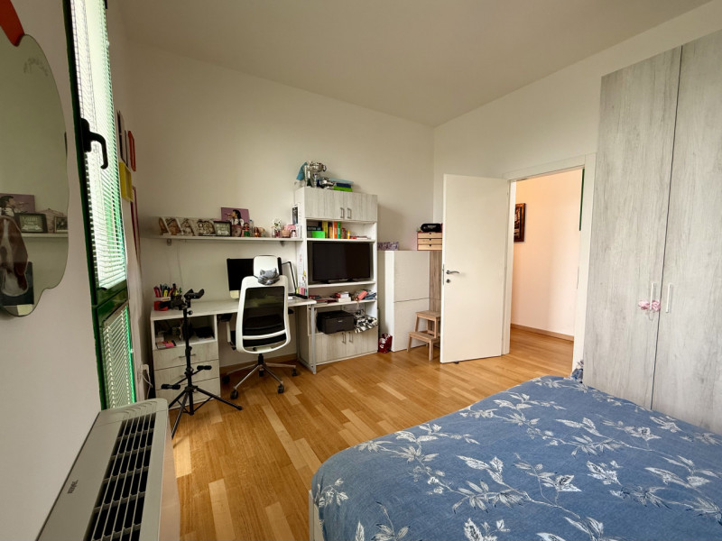 COMPOSIZIONE:
Appartamento al terzo piano di uno stabile servito da ascensore, composto da ampia ...