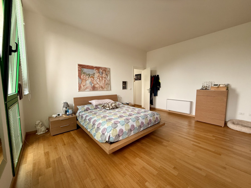 COMPOSIZIONE:
Appartamento al terzo piano di uno stabile servito da ascensore, composto da ampia ...