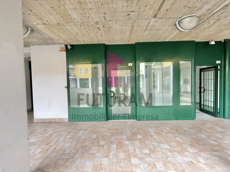 TORRI DI ARCUGNANO - RIF.  2FIL - PER INFO - 0444/310220
Si propone in vendita Negozio molto lumi...