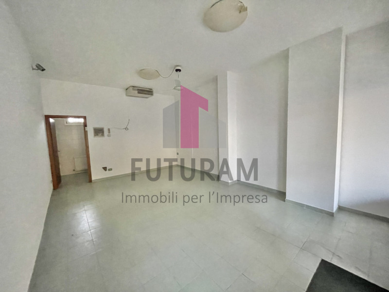TORRI DI ARCUGNANO - RIF.  2FIL - PER INFO - 0444/310220
Si propone in vendita Negozio molto lumi...