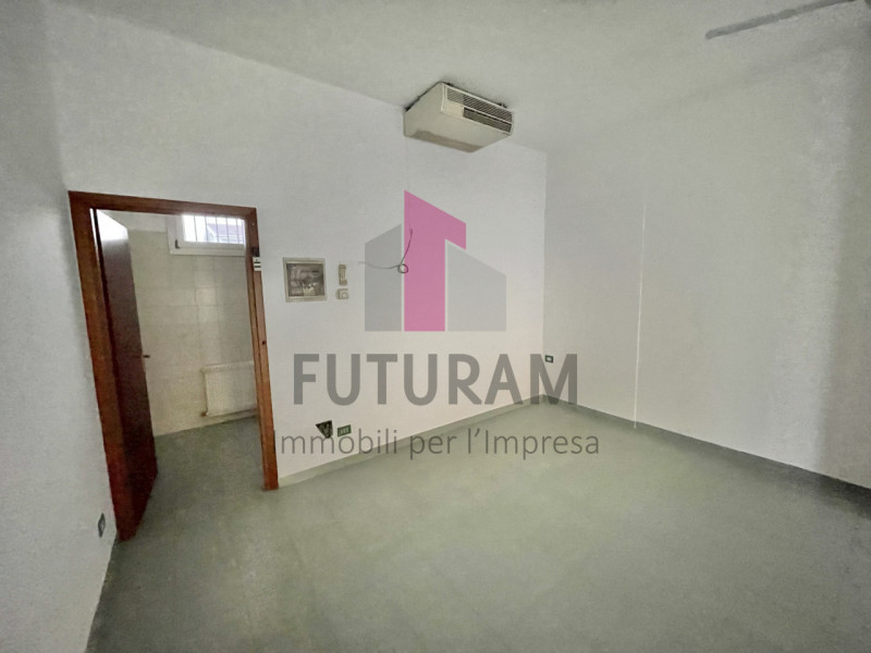 TORRI DI ARCUGNANO - RIF.  2FIL - PER INFO - 0444/310220
Si propone in vendita Negozio molto lumi...