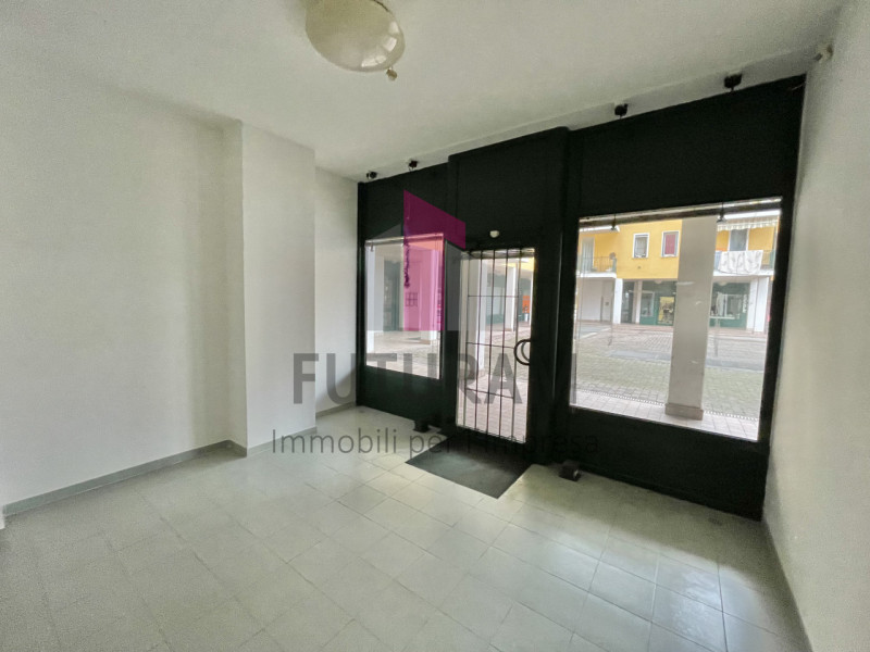 TORRI DI ARCUGNANO - RIF.  2FIL - PER INFO - 0444/310220
Si propone in vendita Negozio molto lumi...