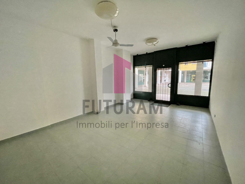 TORRI DI ARCUGNANO - RIF.  2FIL - PER INFO - 0444/310220
Si propone in vendita Negozio molto lumi...