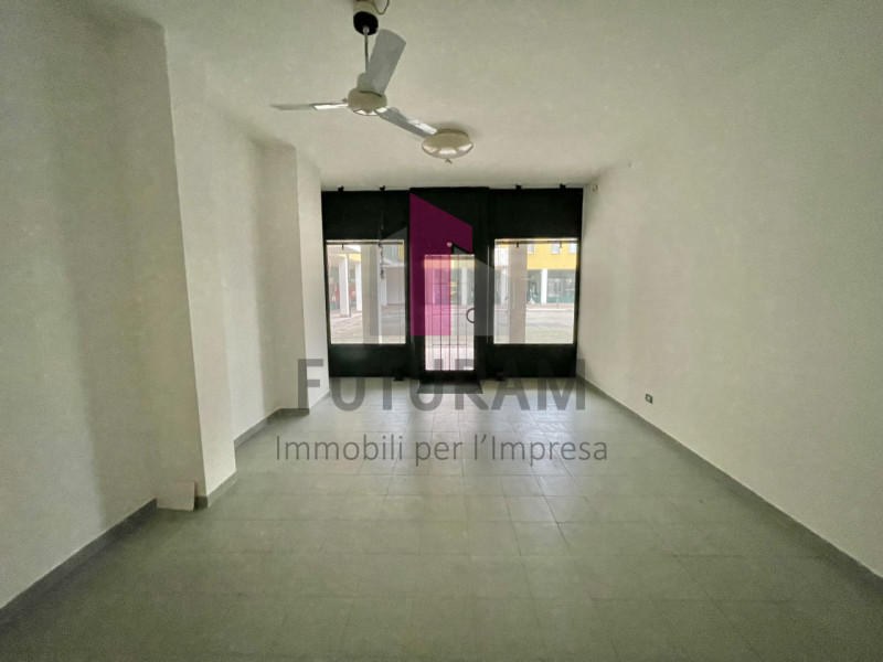 TORRI DI ARCUGNANO - RIF.  2FIL - PER INFO - 0444/310220
Si propone in vendita Negozio molto lumi...