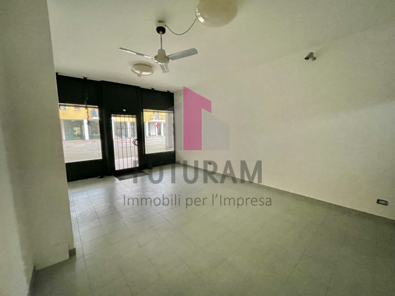 TORRI DI ARCUGNANO - RIF.  2FIL - PER INFO - 0444/310220
Si propone in vendita Negozio molto lumi...