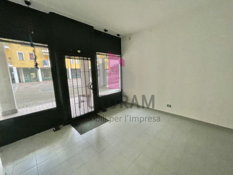 TORRI DI ARCUGNANO - RIF.  2FIL - PER INFO - 0444/310220
Si propone in vendita Negozio molto lumi...