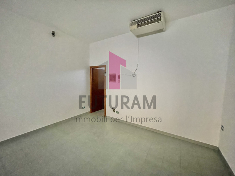 TORRI DI ARCUGNANO - RIF.  2FIL - PER INFO - 0444/310220
Si propone in vendita Negozio molto lumi...