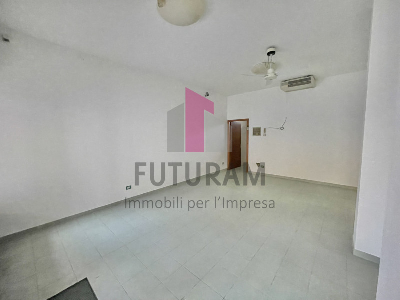 TORRI DI ARCUGNANO - RIF.  2FIL - PER INFO - 0444/310220
Si propone in vendita Negozio molto lumi...