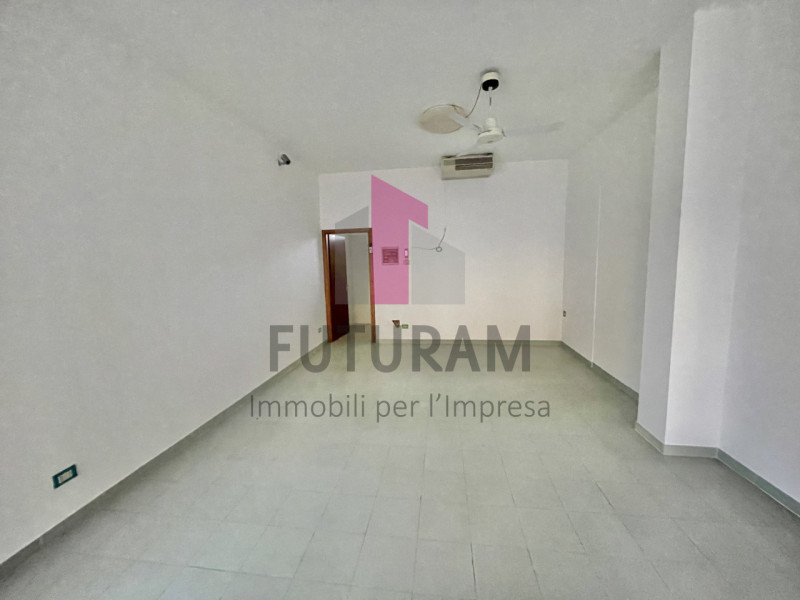 TORRI DI ARCUGNANO - RIF.  2FIL - PER INFO - 0444/310220
Si propone in vendita Negozio molto lumi...