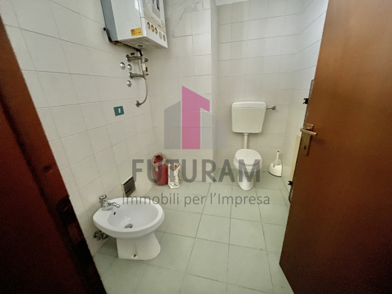 TORRI DI ARCUGNANO - RIF.  2FIL - PER INFO - 0444/310220
Si propone in vendita Negozio molto lumi...