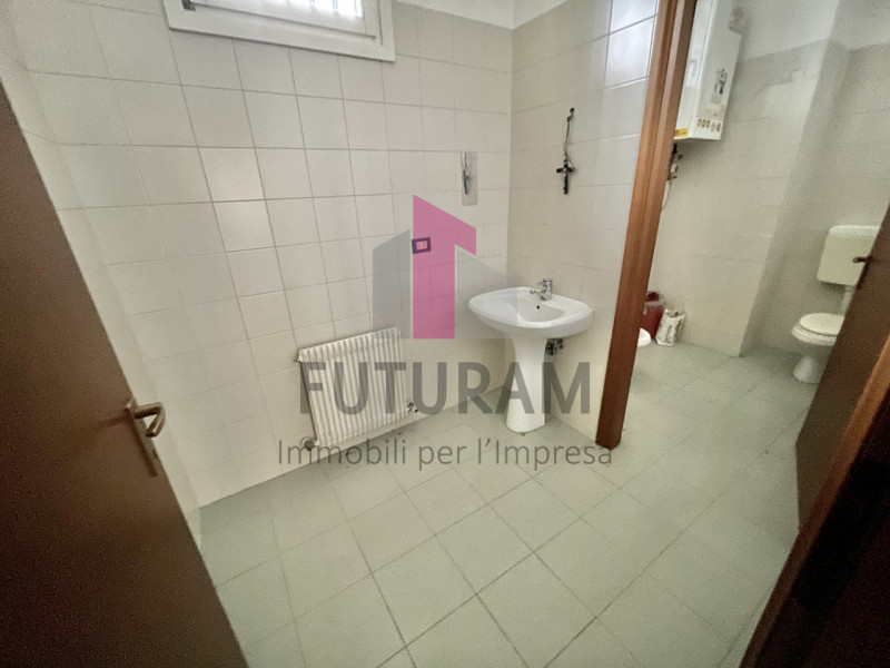 TORRI DI ARCUGNANO - RIF.  2FIL - PER INFO - 0444/310220
Si propone in vendita Negozio molto lumi...