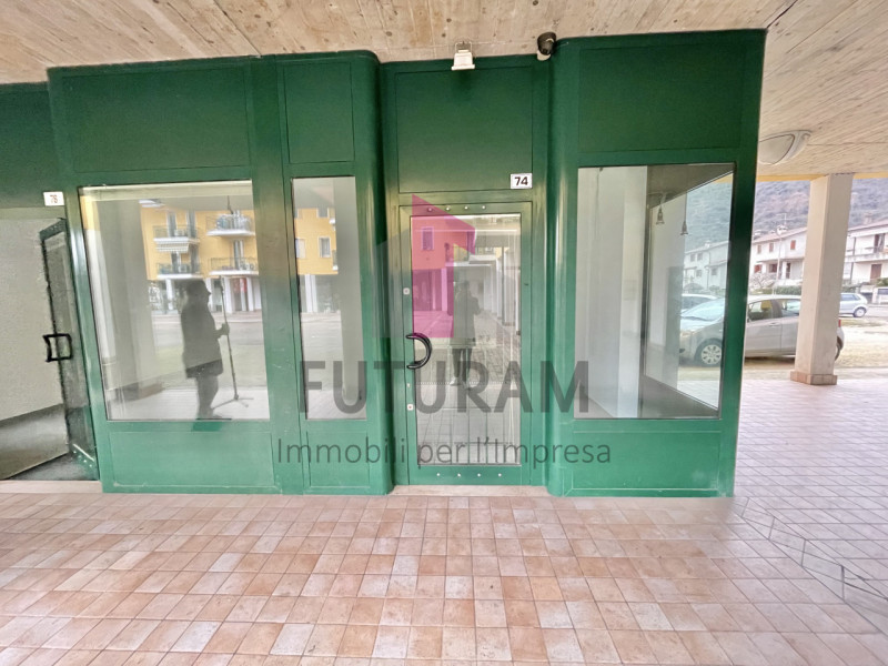 TORRI DI ARCUGNANO - RIF.  2FIL - PER INFO - 0444/310220
Si propone in vendita Negozio molto lumi...