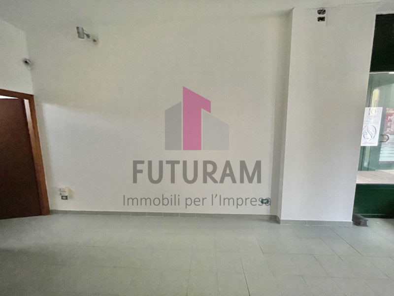 TORRI DI ARCUGNANO - RIF.  2FIL - PER INFO - 0444/310220
Si propone in vendita Negozio molto lumi...