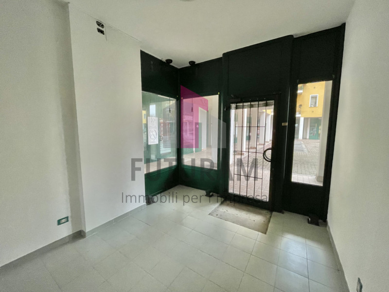 TORRI DI ARCUGNANO - RIF.  2FIL - PER INFO - 0444/310220
Si propone in vendita Negozio molto lumi...