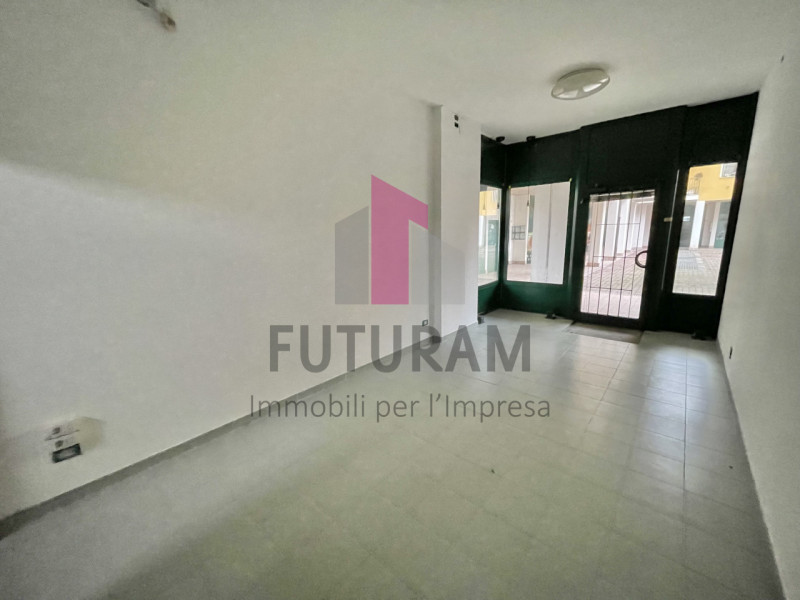 TORRI DI ARCUGNANO - RIF.  2FIL - PER INFO - 0444/310220
Si propone in vendita Negozio molto lumi...