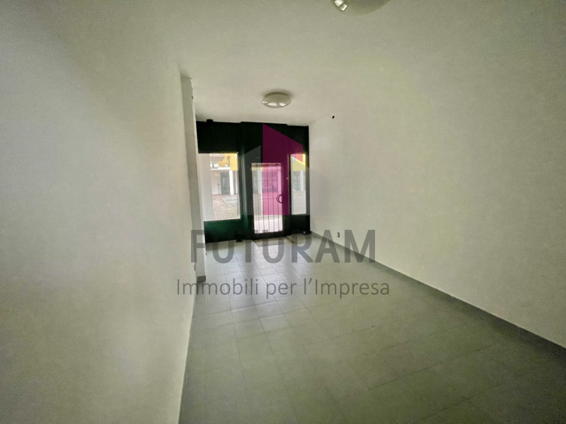 TORRI DI ARCUGNANO - RIF.  2FIL - PER INFO - 0444/310220
Si propone in vendita Negozio molto lumi...