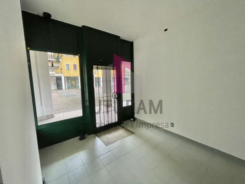 TORRI DI ARCUGNANO - RIF.  2FIL - PER INFO - 0444/310220
Si propone in vendita Negozio molto lumi...