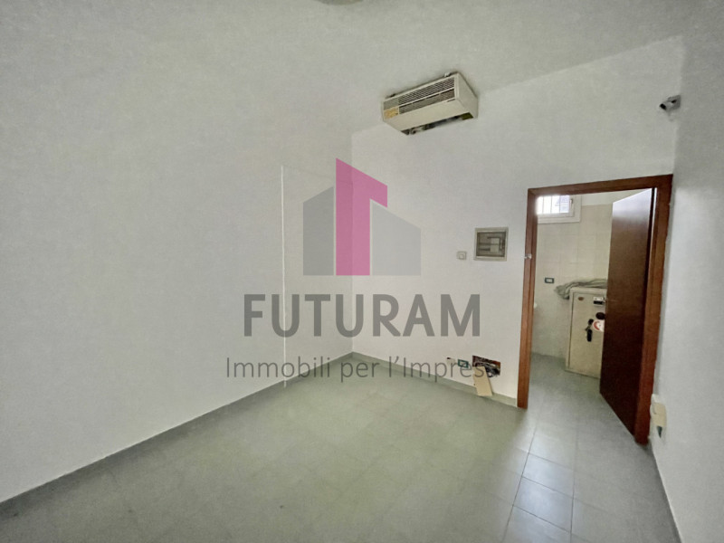 TORRI DI ARCUGNANO - RIF.  2FIL - PER INFO - 0444/310220
Si propone in vendita Negozio molto lumi...