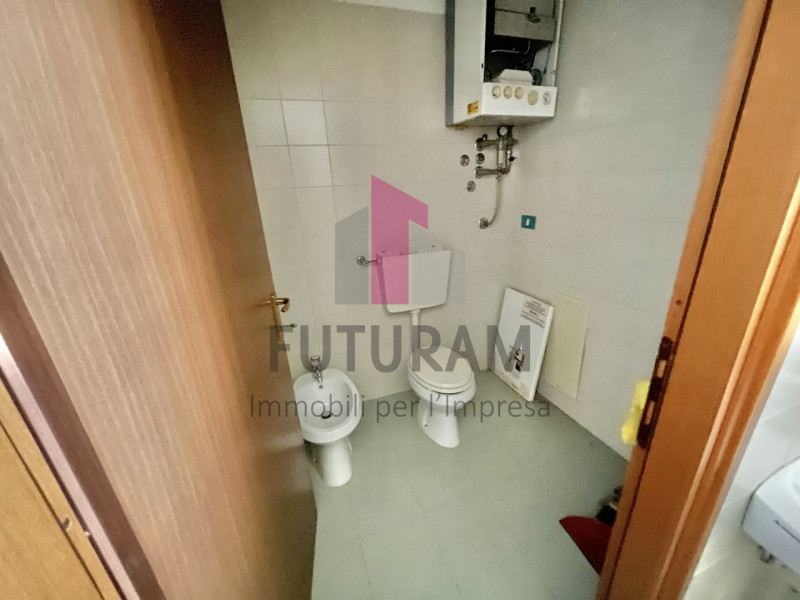 TORRI DI ARCUGNANO - RIF.  2FIL - PER INFO - 0444/310220
Si propone in vendita Negozio molto lumi...
