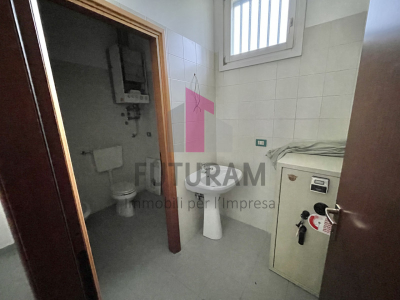 TORRI DI ARCUGNANO - RIF.  2FIL - PER INFO - 0444/310220
Si propone in vendita Negozio molto lumi...