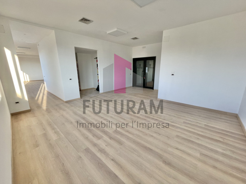 SANTA MARIA DI CAMISANO  - RIF. 3FIL - PER INFO 0444/310220 - 
Si propone in VENDITA un ufficio/n...