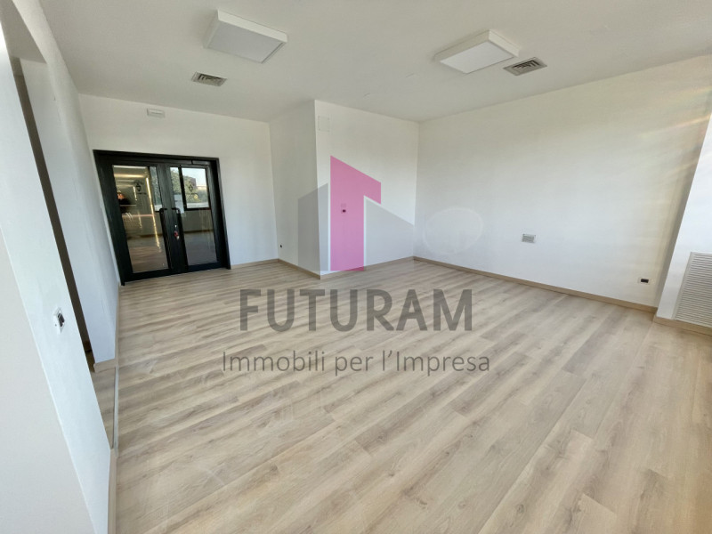 SANTA MARIA DI CAMISANO  - RIF. 3FIL - PER INFO 0444/310220 - 
Si propone in VENDITA un ufficio/n...