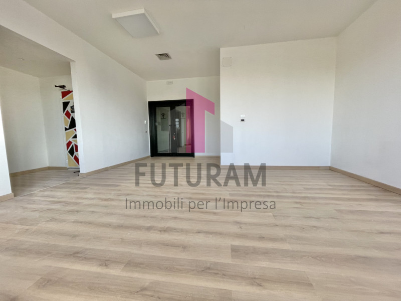 SANTA MARIA DI CAMISANO  - RIF. 3FIL - PER INFO 0444/310220 - 
Si propone in VENDITA un ufficio/n...