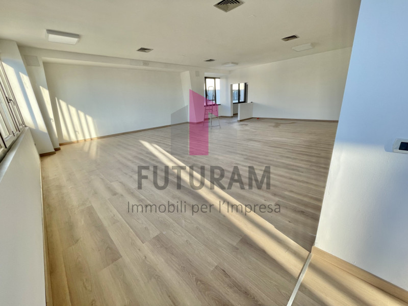 SANTA MARIA DI CAMISANO  - RIF. 3FIL - PER INFO 0444/310220 - 
Si propone in VENDITA un ufficio/n...