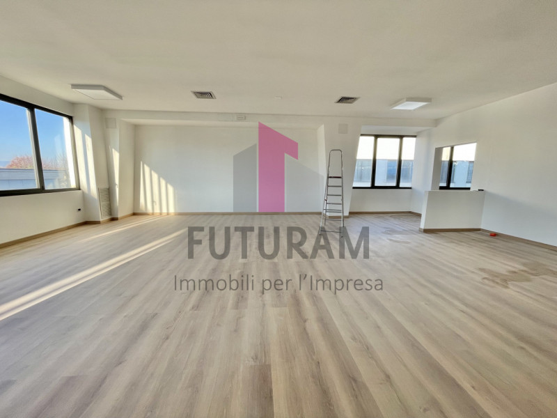 SANTA MARIA DI CAMISANO  - RIF. 3FIL - PER INFO 0444/310220 - 
Si propone in VENDITA un ufficio/n...