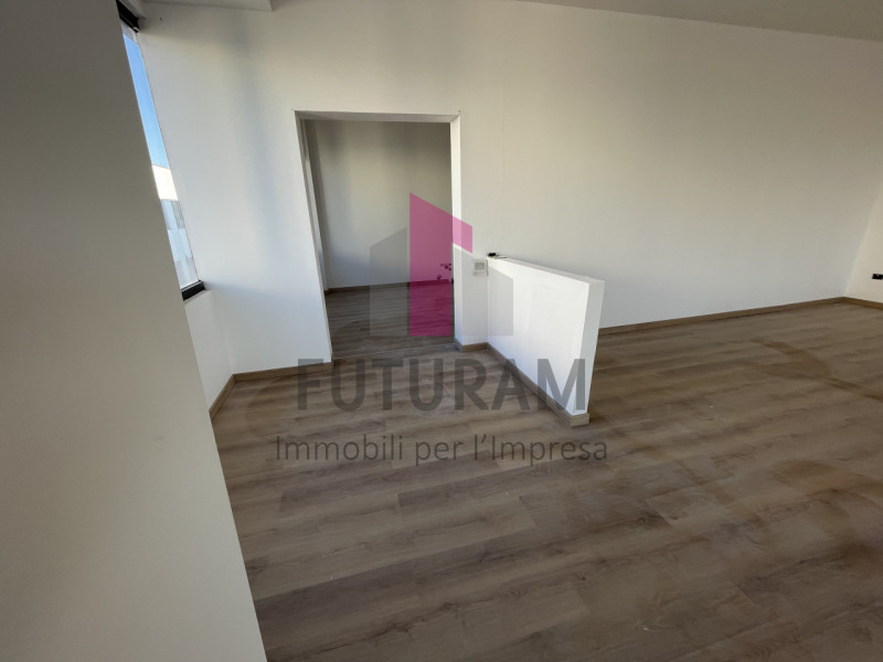 SANTA MARIA DI CAMISANO  - RIF. 3FIL - PER INFO 0444/310220 - 
Si propone in VENDITA un ufficio/n...