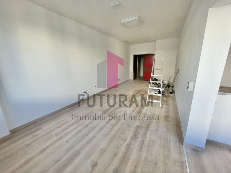 SANTA MARIA DI CAMISANO  - RIF. 3FIL - PER INFO 0444/310220 - 
Si propone in VENDITA un ufficio/n...