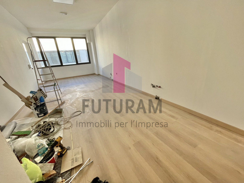 SANTA MARIA DI CAMISANO  - RIF. 3FIL - PER INFO 0444/310220 - 
Si propone in VENDITA un ufficio/n...