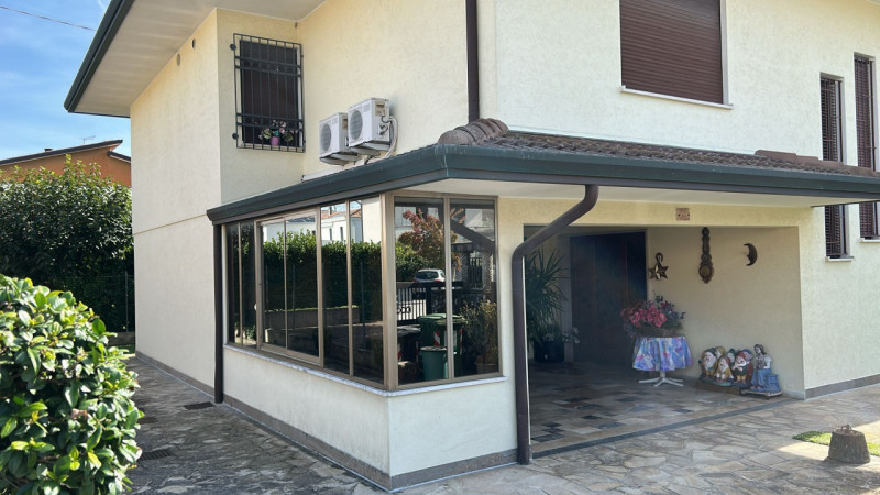 Nel cuore di Montegrotto Terme, proponiamo in vendita una splendida villa indipendente di circa 2...