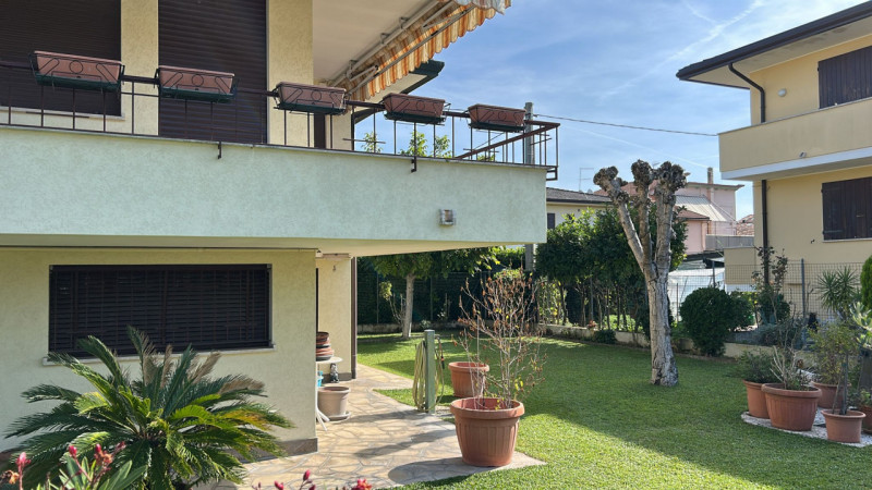 Nel cuore di Montegrotto Terme, proponiamo in vendita una splendida villa indipendente di circa 2...