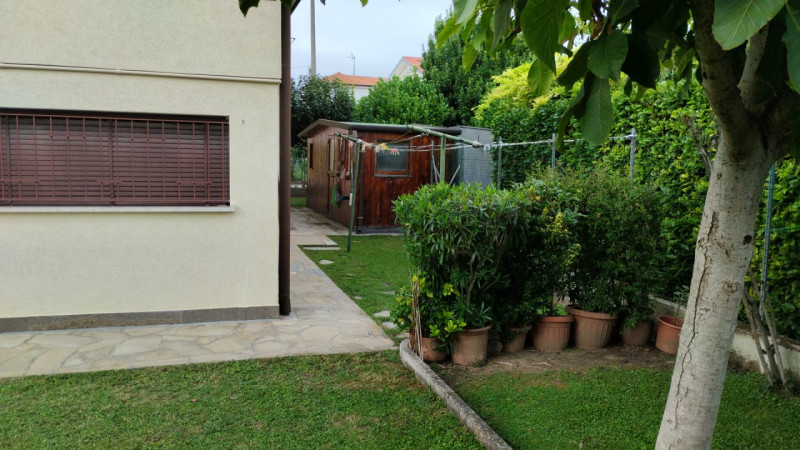 Nel cuore di Montegrotto Terme, proponiamo in vendita una splendida villa indipendente di circa 2...