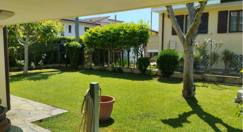 Nel cuore di Montegrotto Terme, proponiamo in vendita una splendida villa indipendente di circa 2...