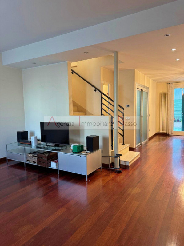 ZONA SACRA FAMIGLIA/CASTELFIDARDO – CASA INDIPENDENTE RISTRUTTURATA

Proponiamo in vendita una sp...