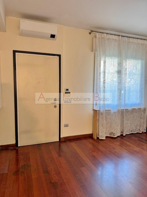 ZONA SACRA FAMIGLIA/CASTELFIDARDO – CASA INDIPENDENTE RISTRUTTURATA

Proponiamo in vendita una sp...