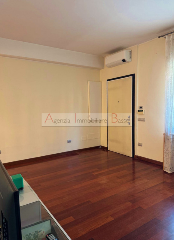 ZONA SACRA FAMIGLIA/CASTELFIDARDO – CASA INDIPENDENTE RISTRUTTURATA

Proponiamo in vendita una sp...