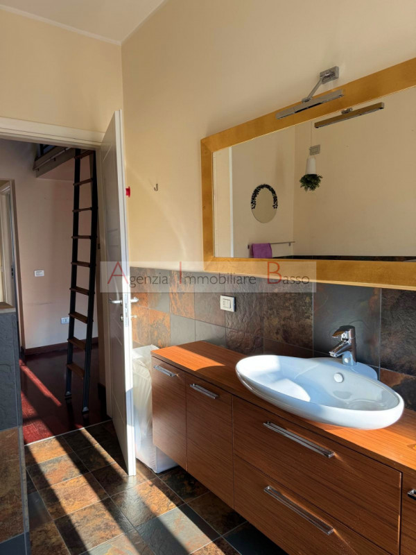 ZONA SACRA FAMIGLIA/CASTELFIDARDO – CASA INDIPENDENTE RISTRUTTURATA

Proponiamo in vendita una sp...