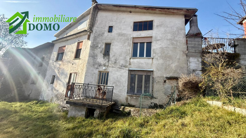 Caltrano: comoda a tutti i servizi, casa a schiera centrale con giardino privato e garage €55.000...