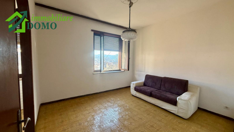 Caltrano: comoda a tutti i servizi, casa a schiera centrale con giardino privato e garage €55.000...