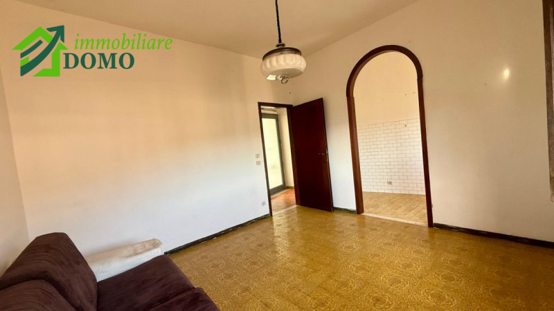 Caltrano: comoda a tutti i servizi, casa a schiera centrale con giardino privato e garage €55.000...