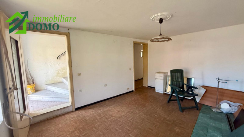 Caltrano: comoda a tutti i servizi, casa a schiera centrale con giardino privato e garage €55.000...