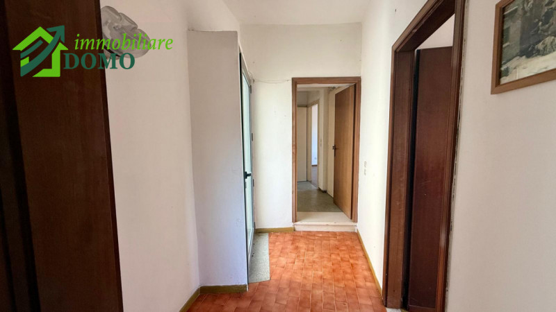 Caltrano: comoda a tutti i servizi, casa a schiera centrale con giardino privato e garage €55.000...