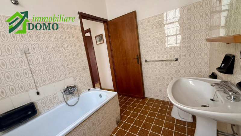 Caltrano: comoda a tutti i servizi, casa a schiera centrale con giardino privato e garage €55.000...